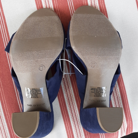 NWT Gap sandals with heel - Picture 4 of 5